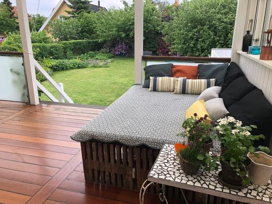 Terrasse med have i baggrunden