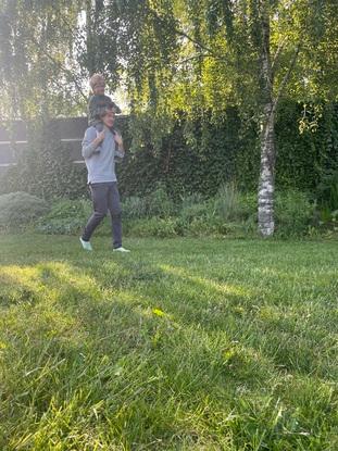 Indhegnet have hele vejen rundt