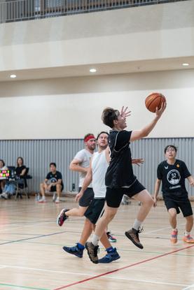 Nyder at spille basketball i min fritid!