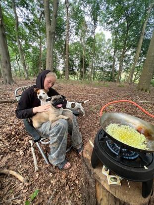 På tur i vores private skov med hundene