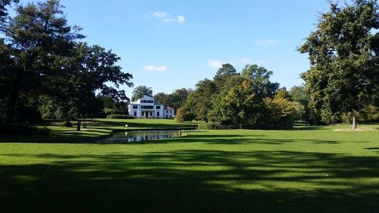 Vi bor lige ved øregårdsparken, hvor vi nyder at gå ture